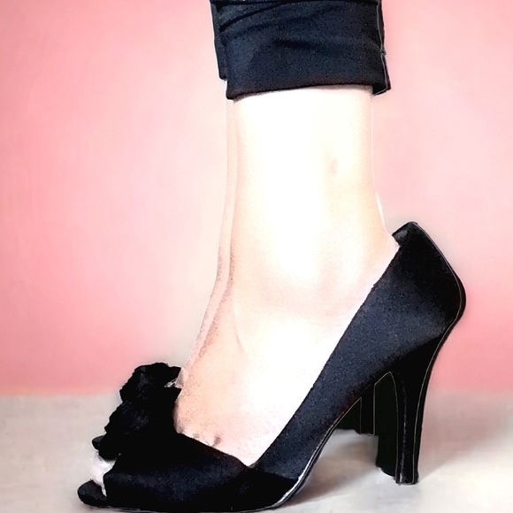 LE CHATEAU WOMENS BLACK OPRN TOE HEELS WITH ROSE BOW - Picture 7 of 7